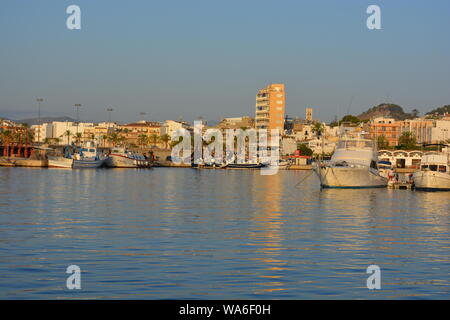 Vista del porto di pesca con navi per la pesca a strascico al Quayside e yacht a motore in primo piano, Javea, Provincia di Alicante, Spagna Foto Stock