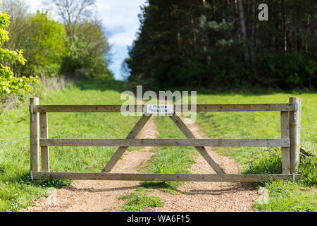 Azienda privata terreno recintato da un grande cancello con un privato di tenere fuori segno indicante nessun accesso al percorso rurale Foto Stock