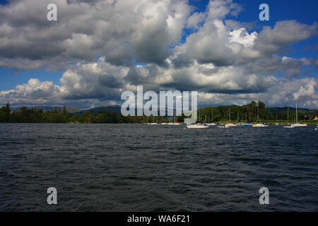 Viste di Windermere sia su off e l'acqua Foto Stock