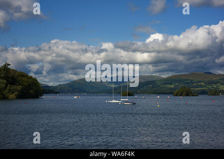 Viste di Windermere sia su off e l'acqua Foto Stock
