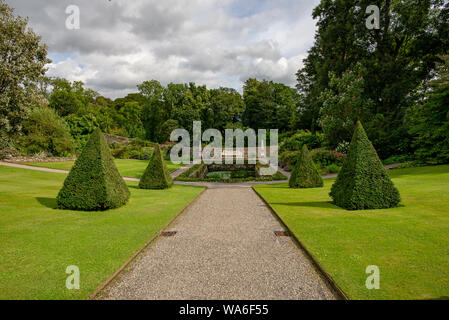 Menai Bridge, Wales, Regno Unito - 15 AGO 2019: lontano vista della prospettiva centrale del giardino formale del Plas Cadnant Station Wagon Foto Stock