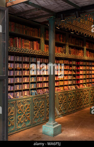 Lisbona, Portogallo - Luglio, 15, 2019: Portoghese di sardine store lattine sul display : LX mercato in fabbrica sotto il ponte di sospensione Ponte 25 de Abril. Foto Stock