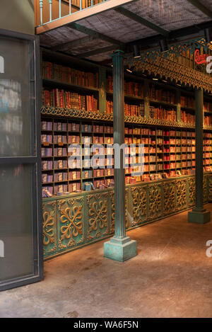 Lisbona, Portogallo - Luglio, 15, 2019: Portoghese di sardine store lattine sul display : LX mercato in fabbrica sotto il ponte di sospensione Ponte 25 de Abril. Foto Stock