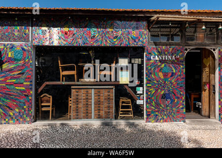 Lisbona, Portogallo - Luglio, 15, 2019: l'arte popolare Centrum LX Factory che si trova sotto il Ponte 25 de Abril bridge. Foto Stock