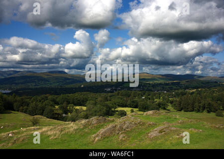 Viste di Windermere sia su off e l'acqua Foto Stock