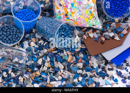 Rettifica del macinato di merci in plastica con i campioni di colore e materiale vergine per il riciclo di industria e del sacchetto di plastica Foto Stock