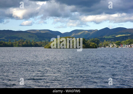 Viste di Windermere sia su off e l'acqua Foto Stock