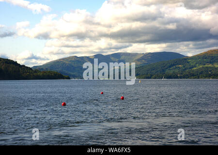 Viste di Windermere sia su off e l'acqua Foto Stock