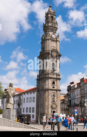 Il portogallo Oporto street scene Torre de Igreja dos Clérigos chiesa del clero Tower marciapiede marciapiede statua di pietra scultura vescovo di Porto Foto Stock
