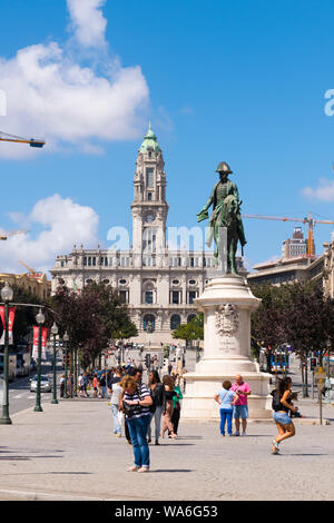 Portogallo Porto Porto Praça da Liberdade statua in bronzo scultura piedistallo Dom Pedro IV Re Pietro 1866 città Municipio Câmara Municipal Foto Stock