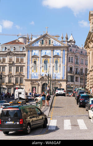 Il portogallo Oporto Batalha Porto street scene Igreja de Santo Antonio dos Congregados St Anthonys chiesa della Congregazione del traffico di vetture azulejo piastrelle Foto Stock