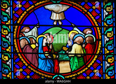 Vetrata della cappella di Notre Dame des Flots (1857) a Sainte Adresse, Le Havre, Francia, raffigurante l'ascensione di Gesù Foto Stock