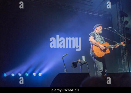 Glanusk, Wales, Regno Unito. Sabato 17 Agosto, 2019. Richard Thompson effettuando al 2019 Green Man festival in Galles Glanusk, foto: Roger Garfield/Alamy Live News Foto Stock