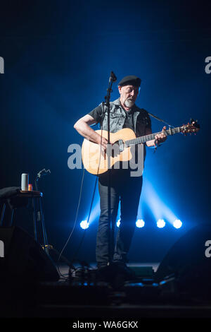 Glanusk, Wales, Regno Unito. Sabato 17 Agosto, 2019. Richard Thompson effettuando al 2019 Green Man festival in Galles Glanusk, foto: Roger Garfield/Alamy Live News Foto Stock