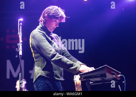 Glanusk, Wales, Regno Unito. Sabato 17 Agosto, 2019. Stereolab effettuando al 2019 Green Man festival in Galles Glanusk, foto: Roger Garfield/Alamy Live News Foto Stock