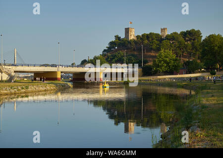 Fiume Fuengirola e Sohail Castello. Fuengirola, provincia di Malaga, Andalusia, Spagna. Foto Stock