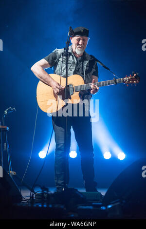 Glanusk, Wales, Regno Unito. Sabato 17 Agosto, 2019. Richard Thompson effettuando al 2019 Green Man festival in Galles Glanusk, foto: Roger Garfield/Alamy Live News Foto Stock