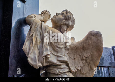 BUENOS AIRES, Brasile, MAR 14, 2014 - Statue in La Recolta cimitero in Buenos Aires Foto Stock