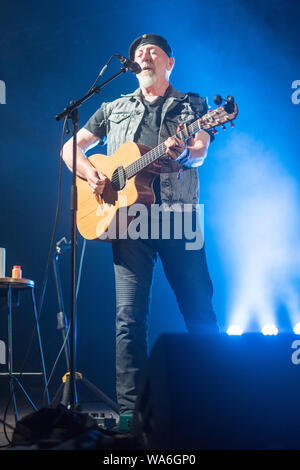 Glanusk, Wales, Regno Unito. Sabato 17 Agosto, 2019. Richard Thompson effettuando al 2019 Green Man festival in Galles Glanusk, foto: Roger Garfield/Alamy Live News Foto Stock