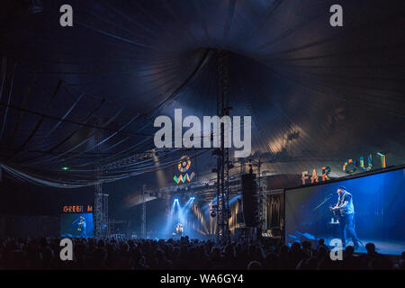 Glanusk, Wales, Regno Unito. Sabato 17 Agosto, 2019. Richard Thompson effettuando al 2019 Green Man festival in Galles Glanusk, foto: Roger Garfield/Alamy Live News Foto Stock