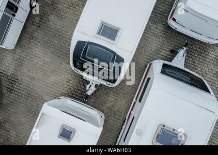 Moderno nuovo di zecca e Pre di proprietà di rimorchi di viaggio per la vendita. Camper concessionaria molte foto aerea. Veicoli da diporto. Tema di RV. Foto Stock