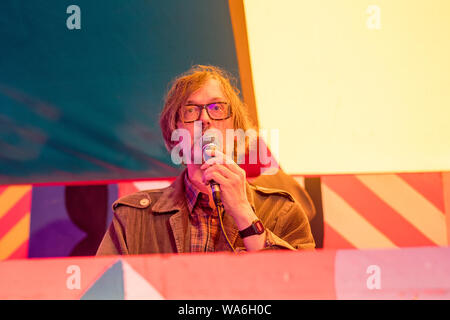 Glanusk, Wales, Regno Unito. Sabato 17 Agosto, 2019. Jarvis Cocker eseguendo una sorpresa DJ set al 2019 Green Man festival in Galles Glanusk, foto: Roger Garfield/Alamy Live News Foto Stock