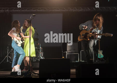 Glanusk, Wales, Regno Unito. Sabato 17 Agosto, 2019. La grande luna effettuando al 2019 Green Man festival in Galles Glanusk, foto: Roger Garfield/Alamy Live News Foto Stock