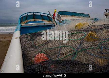 Le reti da pesca laici in barca, watiing per essere utilizzato nelle prime ore del mattino successivo in Puerto Lopez, Ecuador Foto Stock