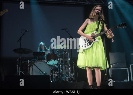 Glanusk, Wales, Regno Unito. Sabato 17 Agosto, 2019. La grande luna effettuando al 2019 Green Man festival in Galles Glanusk, foto: Roger Garfield/Alamy Live News Foto Stock