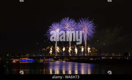 Fuochi d'artificio sopra la città Haborfestivale Duisburg Germania Foto Stock