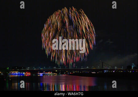 Fuochi d'artificio sopra la città Haborfestivale Duisburg Germania Foto Stock