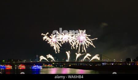 Fuochi d'artificio sopra la città Haborfestivale Duisburg Germania Foto Stock