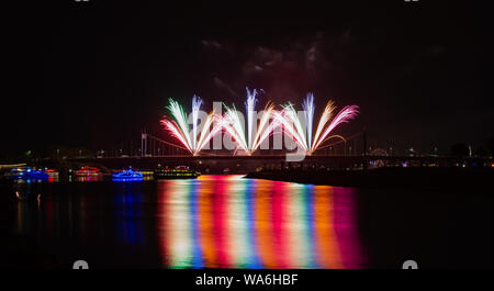 Fuochi d'artificio sopra la città Haborfestivale Duisburg Germania Foto Stock