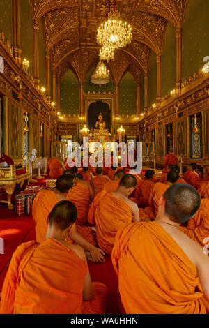 Il debuttante monaci seduta per un esame buddista, nella risplendente Wat Rajabophit, Bangkok, Thailandia, sede del Sangharaja, la testa del buddismo tailandese Foto Stock