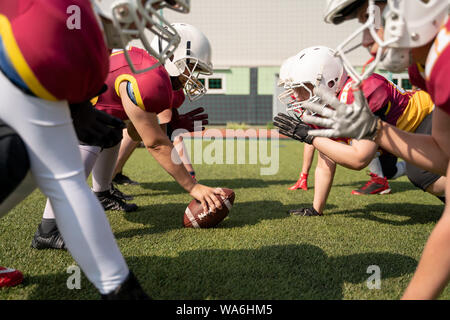 Immagine di donna team giocando a rugby sul parco giochi Foto Stock