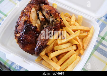 Pollo con i trucioli dalla snack bar Foto Stock