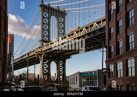 BROOKLYN, NEW YORK, MAR 27, 2018: Manhattan Bridge, come visto da Adams Street in Brooklyn Foto Stock