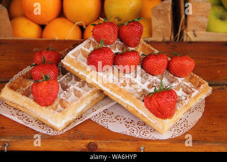 Cialde fresche con fragole e zucchero a velo Foto Stock