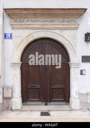 Cracovia. La Polonia. La porta di una delle antiche case nella città vecchia. Foto Stock