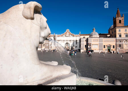 Statua di Lion (stile egiziano) con fontana a Piazza del Popolo, in background Porta del Popolo, Roma, Italia Foto Stock