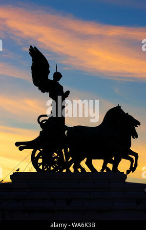 Quadriga della Libertà (da Paolo Bartolini) sulla parte superiore dell'Altare della Patria, Piazza Venezia, Roma, Italia Foto Stock