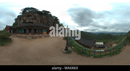 Visualizzazione panoramica a 360 gradi di JECHEON, Corea del Sud il 22 Maggio 2019: 360 gradi piena seamless panorama sferica di Jeongbangsa Tempio. Jeongbangsa tempio si trova 460 metri sopra s