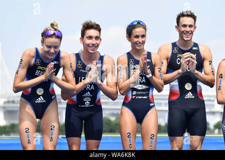 In Francia il gruppo, (L-R) Cassandre ï"¿Beaugrand, Pierre Le Corrèze, Leonie Periault Dorian Coninx (FRA), 18 agosto 2019 - Triathlon : 2019 ITU World Olympic Qualigication evento Team misti relè cerimonia di premiazione in Odaiba, presso Tokyo, Giappone. (Foto di MATSUO.K/AFLO SPORT) Credito: Aflo Co. Ltd./Alamy Live News Foto Stock