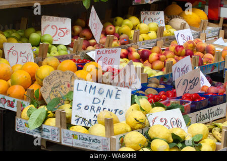 Scatole di frutta fresca in vendita in uno stand di mercato a Sorrento, Italia Foto Stock