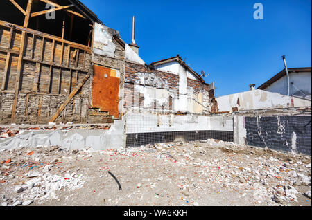 Vista esterna del vecchio demoliti gli edifici industriali Foto Stock