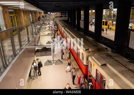 Varsavia, Polonia - 20 Maggio 2019: persone pronte a immettere il treno alla stazione della metropolitana Centrum nel centro della città Foto Stock