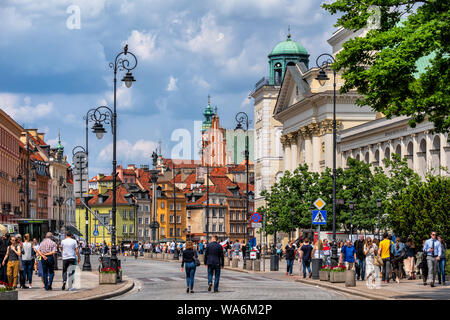 Varsavia, Polonia - 25 Maggio 2019: vista sul centro storico dalla Krakowskie Przedmiescie street Foto Stock