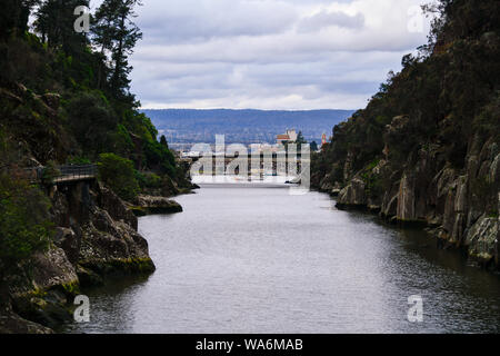 Cataract Gorge con King's Bridge in background, Launceston Tasmania, Australia Foto Stock