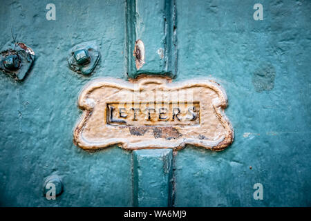 Letter Box nella vecchia porta in città rurale Foto Stock