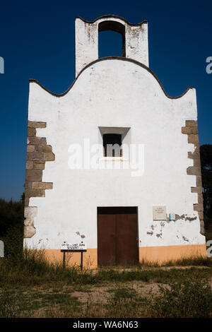 Il Sant John Sescloses hermitage, Peralada, provincia di Gerona, Catalogna, Spagna: edificio religioso con pre-romanica origini. Una facciata curva e al di sopra Foto Stock